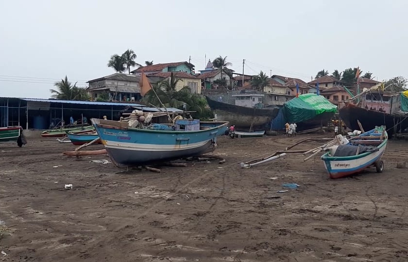 Officials visit the village in the wake of the cyclone | चक्रीवादळाच्या पार्श्वभूमीवर अधिकारी गाव भेटीवर