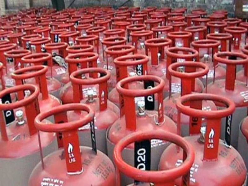 Big blow after Diwali; Gas cylinders cost Rs 2! | दिवाळीनंतर मोठा झटका; गॅस सिलिंडर २ रुपयांनी महागला 