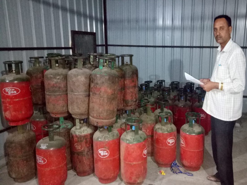 71 gas cylinders seized in revenue department in Saswad | सासवड मध्ये महसूल विभागाच्या छाप्यात ७१ गॅस सिलेंडर जप्त 
