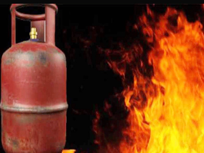 Cylinder blast due to negligence shown by a gas agency employee; Women injured | गॅस एजन्सीच्या कर्मचाऱ्याने दाखविलेल्या निष्काळजीपणामुळे सिलेंडरचा स्फोट ; महिला जखमी 