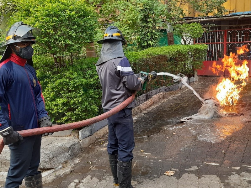 A gas cylinder for domestic use took the fire In Chinchwad ; Contemplation of senior citizens | चिंचवडमध्ये घरगुती वापराच्या गॅस सिलेंडरने घेतला पेट; ज्येष्ठ नागरिकाचे प्रसंगावधान