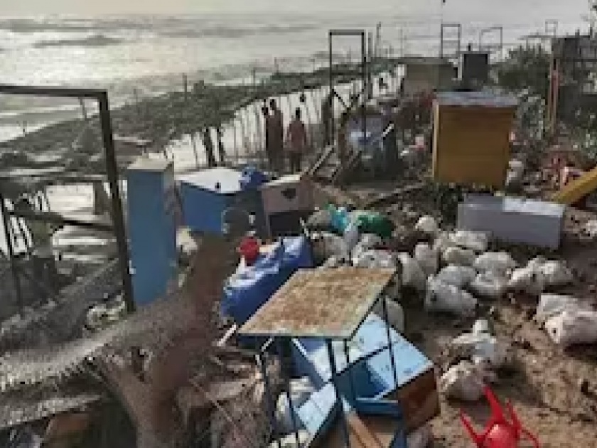Damage on Ganpatipule coast due to Cyclone Biporjoy | ‘बिपरजाॅय’चा गणपतीपुळे किनारपट्टीला तडाखा; अजस्त्र लाटामुळे दुकाने भुईसपाट, पर्यटक जखमी