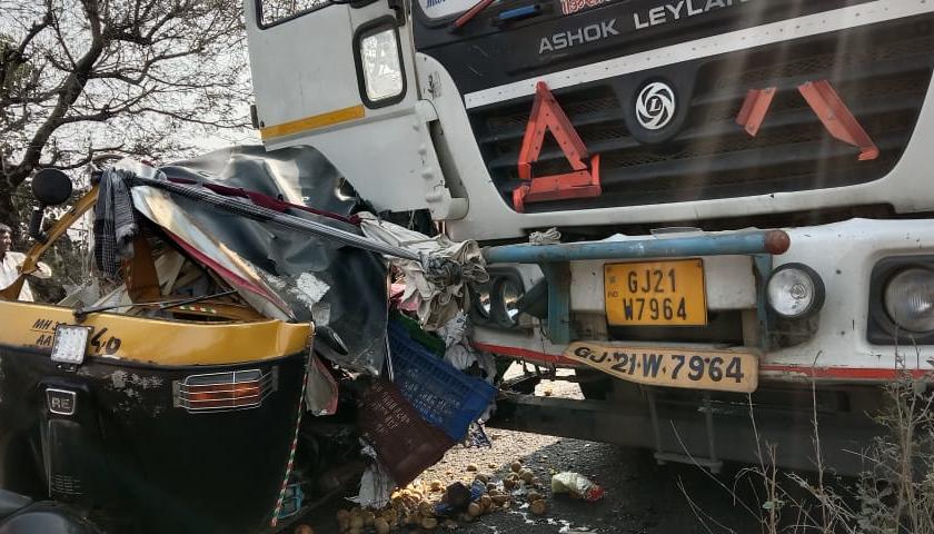 Load truck hits auto; Three seriously injured | भरधाव ट्रकची ऑटोला धडक; तिघे गंभीर जखमी