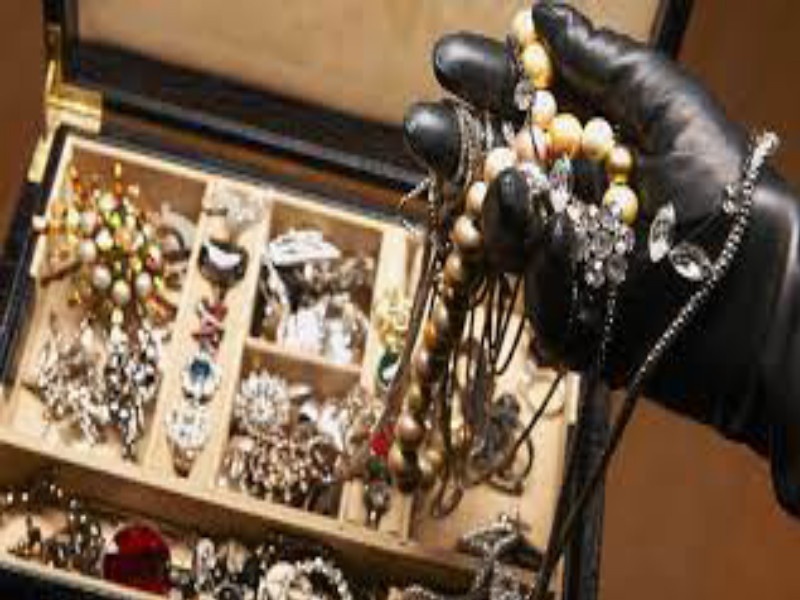 Shocking type at Pimpri's Jumbo Coveid Center! Theft of Kelly's dead jewelry | पिंपरीच्या जम्बो कोव्हीड सेंटरमधील धक्कादायक प्रकार! केली मृतांच्या दागिन्यांची चोरी