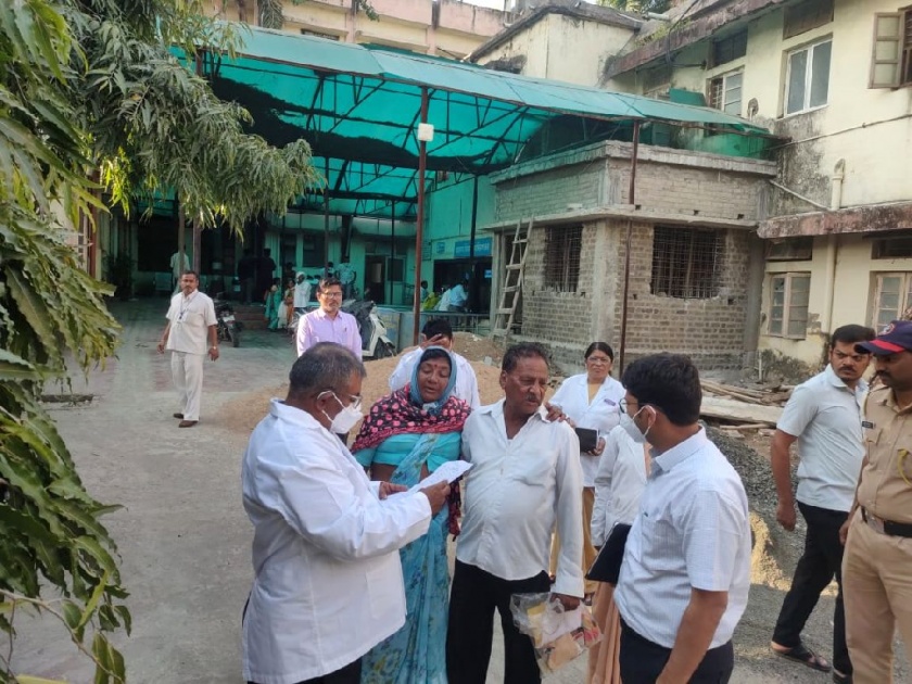 Wardha District Collector reached the hospital and interacted with the patients | काय मावशी.. ताप आहे काय, रक्त तपासले काय? जिल्हाधिकाऱ्यांनी रुग्णालय गाठून साधला रुग्णांशी संवाद