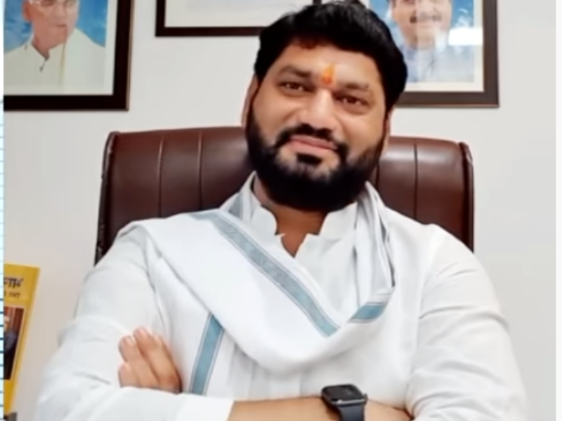 Maharshtra Minister Dhananjay Munde comment on Pankaja Munde candidature | Video: पंकजाताईंचं तिकीट कापलं, तेव्हा ‘धनुभाऊं’ना काय वाटलं?... ऐका त्यांच्याचकडून