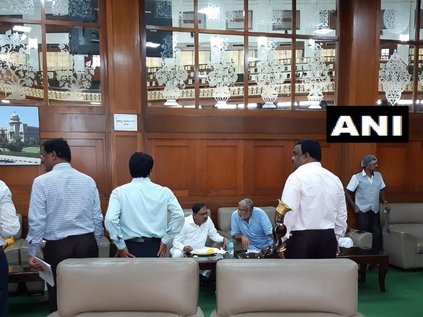 Karnataka Deputy Chief Minister G. Parameshwara meets BJP MLAs who were on an over night 'dharna' | खुर्ची धोक्यात, तरीही भाजपाच्या आमदारांना नाश्ता घेऊन पोहोचले कर्नाटकचे उपमुख्यमंत्री