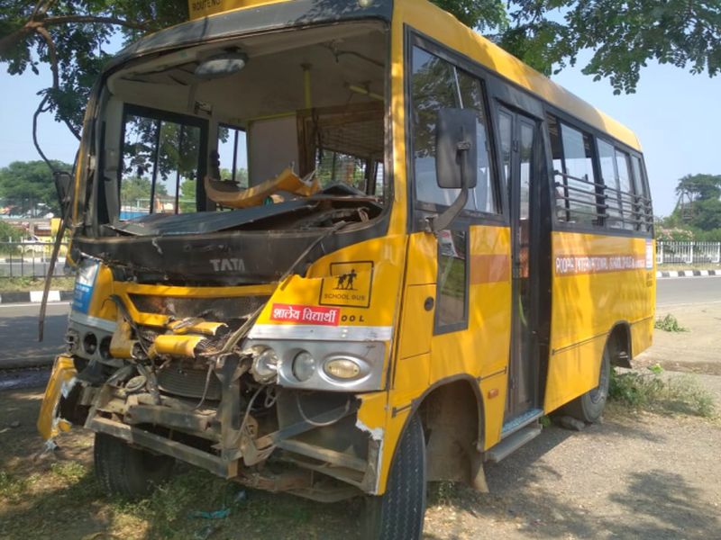 Bus-truck accident survives | बस-ट्रकचा अपघात जीवितहानी टळली