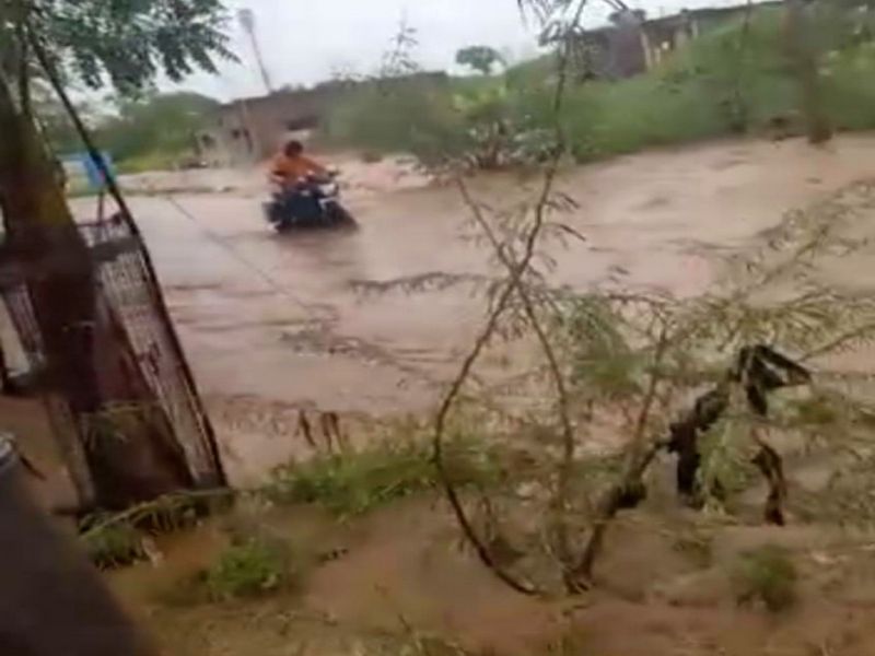 Excessive rainfall in Titane area of Sakri taluka | साक्री तालुक्यातील टिटाणे परिसरात अतिवृष्टी