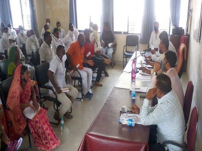 Controversy in the meeting of Dhule Panchayat Samiti over the demand of cess fund | धुळे पंचायत समितीच्या सभेत सेस फंडाच्या मागणीवरुन सभेत वादंग