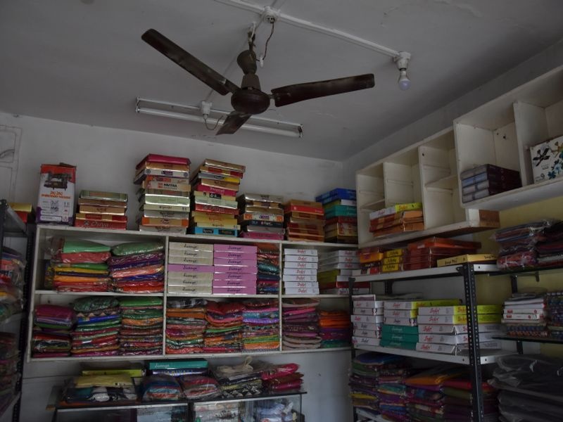 Sarees shop opened in Tulshiram city of Dhule | धुळ्यातील तुळशिराम नगरात साड्यांचे दुकान फोडले