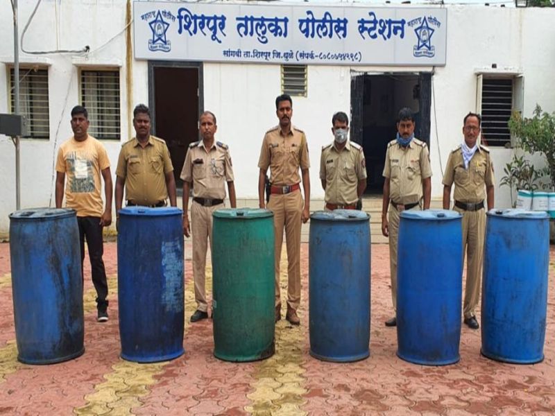 1200 liters of spirits seized from Khairkhuti forest | खैरखुटी जंगलातून पकडला १२०० लिटर स्पिरीटचा साठा