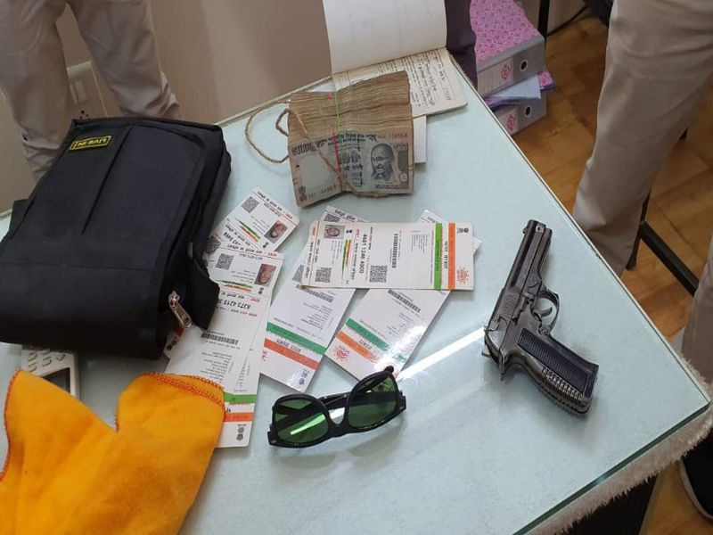 Anil Goten seized the money and pistol | अनिल गोटेंनी पकडून दिले पैसे अन् बनावट पिस्तुल