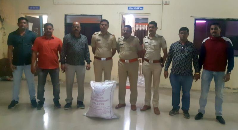Devpur police set a trap and seized 10 kg of cannabis | सापळा रचून देवपूर पोलिसांनी पकडला १० किलो गांजा जप्त