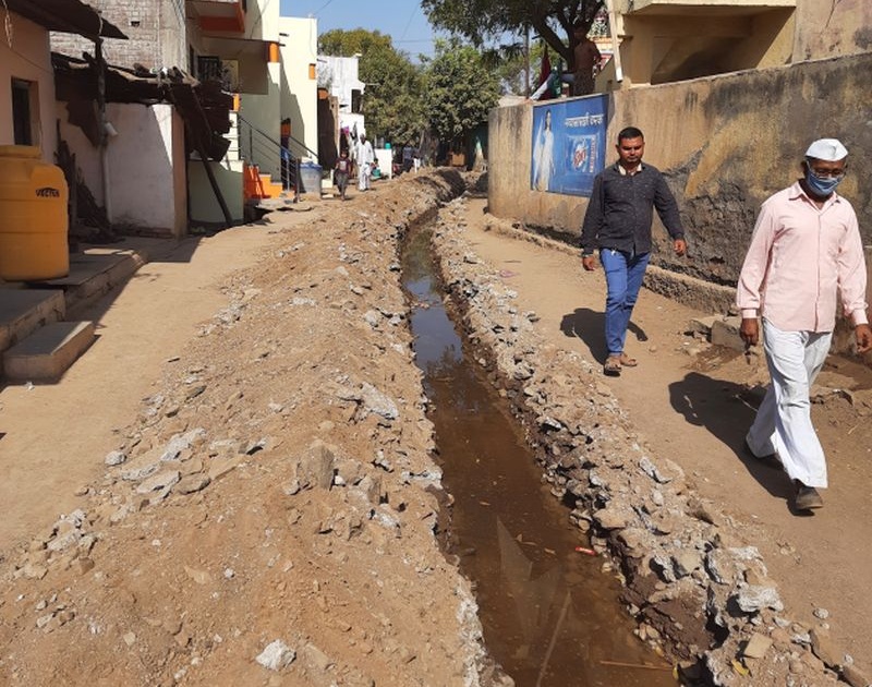 The leak started before the water tank in Santoshi Mata Nagar in Malpur was started | मालपूर येथील संतोषी माता नगरातील जलकुंभाला सुरु करण्याआधीच लागली गळती