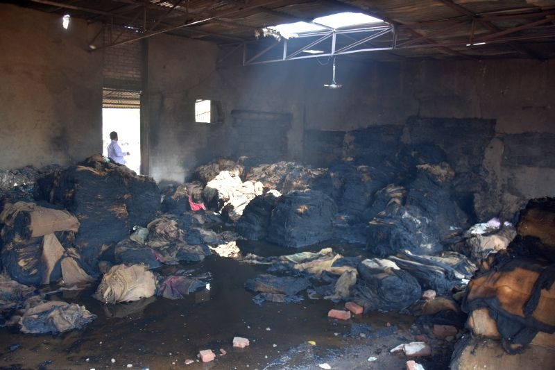 Agarbati for god worship catches fire in Bardan's warehouse in Dhule, laborer dies | देवपुजेसाठी लावलेल्या अगरबतीने धुळ्यात बारदानच्या गोदामाला लागली आग, मालकासह मजुराचा होरपळून मृत्यू