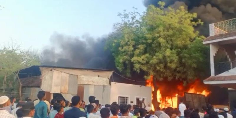 Fire at grocery store with warehouse, loss of thousands | गोदामासह किराणा दुकानाला आग, हजारोंचे नुकसान