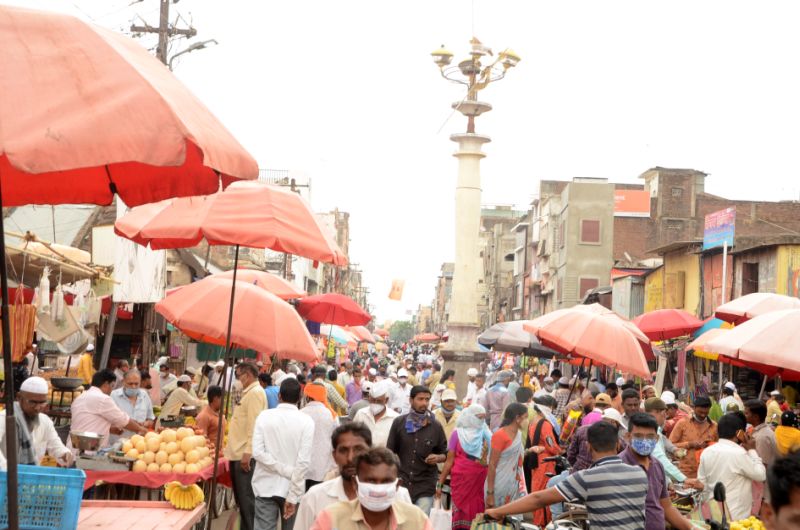 Crowds re-emerged in the market | बाजारपेठेत पुन्हा उसळली गर्दी