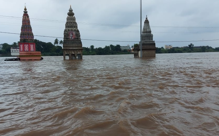 The old stone bridge over the Bhimanadi under water; Alert to the citizens of Pandharpur | भीमानदीवरील जुना दगडी पुल पाण्याखाली; पंढरपुरातील नागरिकांना सतर्कतेचा इशारा