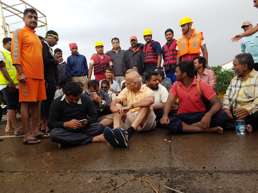 Saved 25 people which flow down in kolhapur flood, fire brigade | Video : पुराच्या पाण्यात वाहून जाणाऱ्या 25 लोकांना वाचविले, अग्निशमन दलाचं धाडसी काम