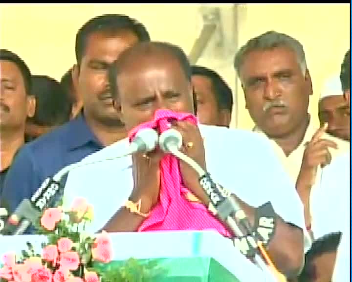 Karnataka chief minister kumarswami crying in election campaigning on stage | कर्नाटकच्या मुख्यमंत्र्यांना स्टेजवर आलं पुन्हा रडू, विरोधकांच्या टीकेला उत्तर देताना झाले भावूक