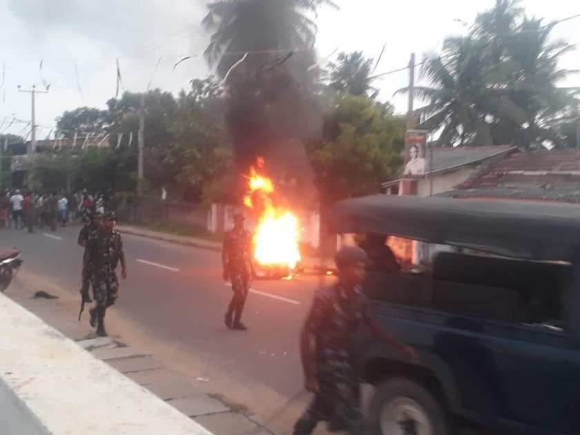 clashes after series of bomb blasts in Sri Lanka; Ban on social media | साखळी बॉम्बस्फोटांनंतर श्रीलंकेत उसळली दंगल; सोशल मीडियावर बंदी