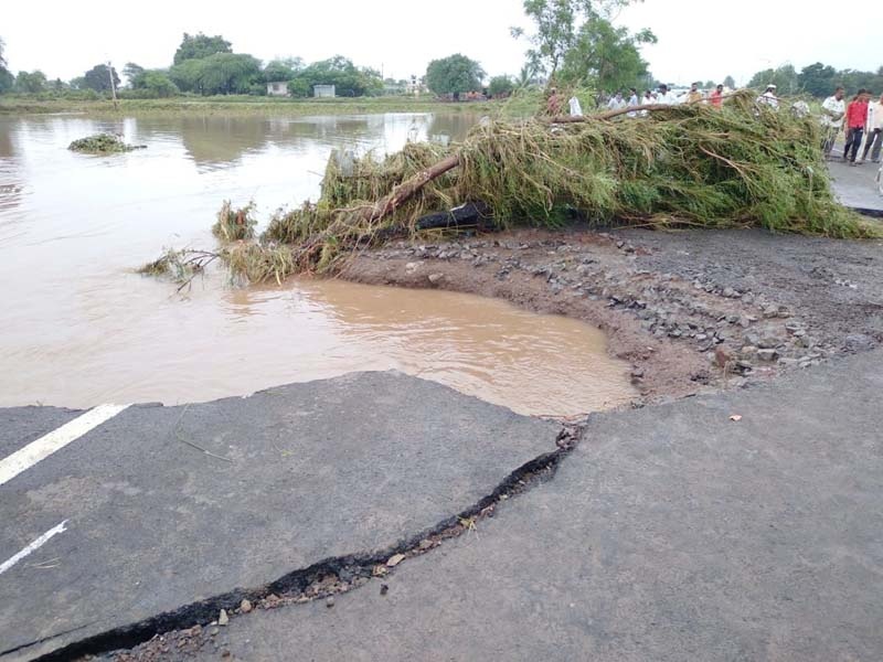 Big news; Major damage to bridge at Bhandishegaon by rain water; Traffic jams | मोठी बातमी; भंडीशेगाव येथील पुलाचे पावसाच्या पाण्याने मोठे नुकसान; वाहतूक ठप्प