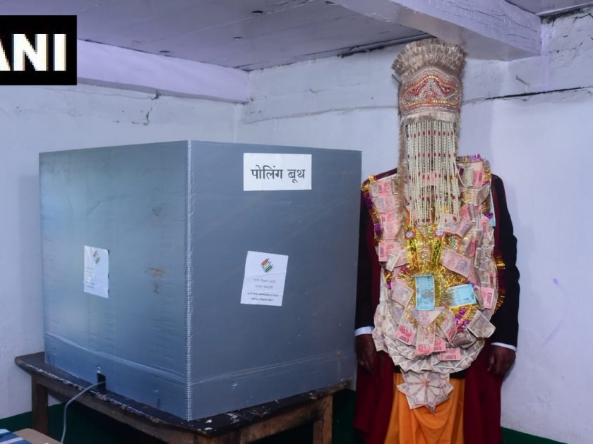 Lok Sabha Elections 2019: A bridegroom along with his family casts his vote | Lok Sabha Elections 2019: गळ्यात नोटांचा हार घालून नवरदेव पोहचला मतदानाला!
