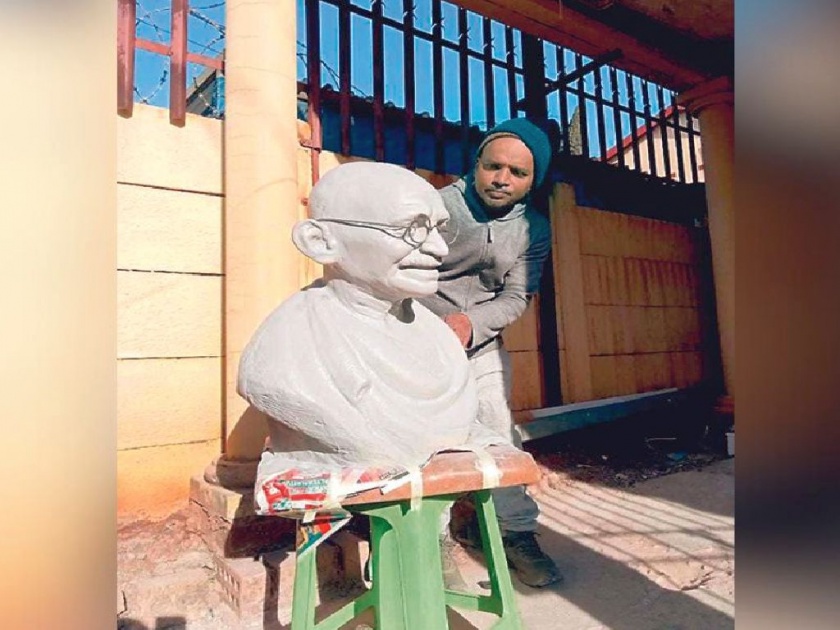 A statue of Bapu made in South Africa by a Sevagram Ashram servant | सेवाग्राम आश्रमातील सेवकाने दक्षिण आफ्रिकेत साकारल्या बापूंच्या मूर्ती