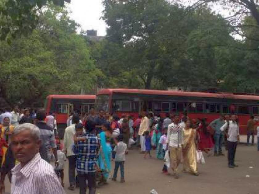In the festival of Diwali, Crowd increased in ST Bus Stop, travel fare will also increase by 10 percent | दिवाळीच्या सणात 'लालपरी'ही भाव खाणार; गर्दी वाढली, प्रवास भाडेही वाढणार
