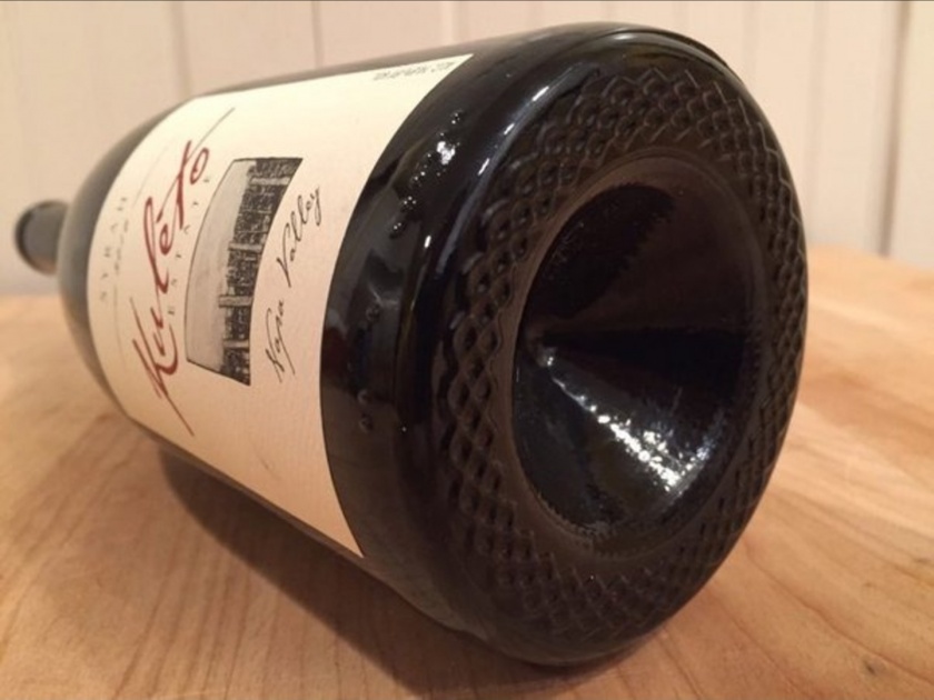 Know why wine bottles have dent at bottom wine bottle punts reason | वाईनच्या बॉटलखाली खड्डा का असतो? जाणून घ्या कारण...