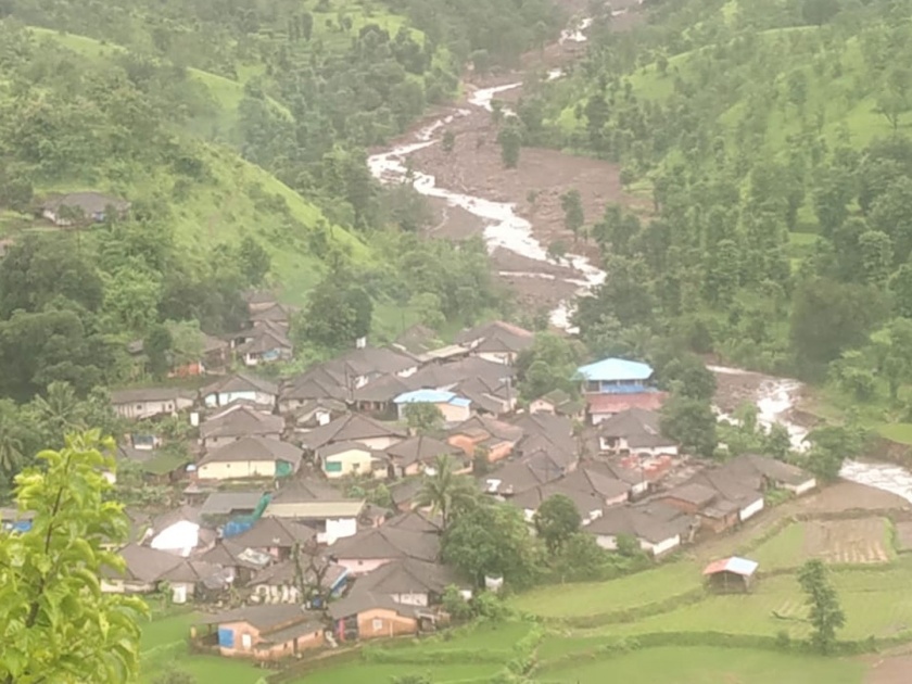 dabhil village in Poladpur under the fear of landslide | पोलादपूर येथील दाभिळ गाव दरडीच्या छायेखाली