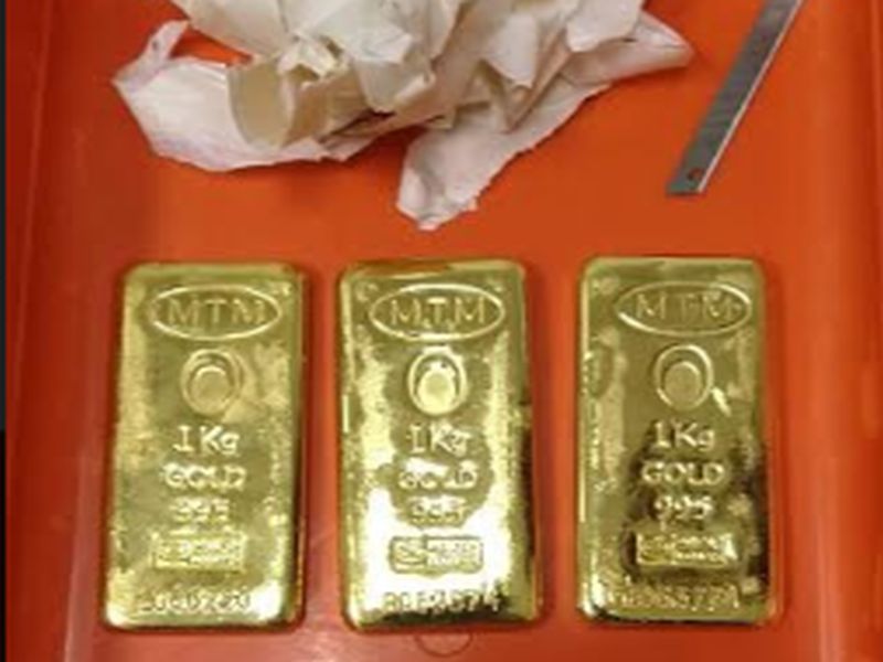 Smuggled gold on dabolim airport goa | दाबोळी विमानतळावर १ कोटी ११ लाख ५८ हजार रुपयांचे तस्करीचे सोने जप्त