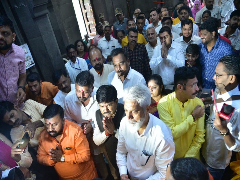 After visiting Sri Kalaram temple in Nashik, Shinde group left for Mumbai | Dasara Melava : नाशिकमध्ये श्री काळाराम मंदिराचे दर्शन घेऊन शिंदे गट मुंबईकडे रवाना