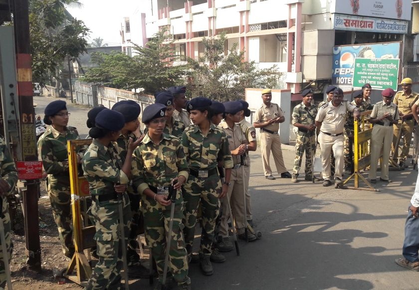 For the protest of Chandrakant Das, activists from the border area in Kolhapur have deposited, huge police settlement | चंद्रकांत पाटील यांच्या वक्तव्याचा निषेध करण्यासाठी कोल्हापूरातील निवासस्थानी सीमा भागातील कार्यकर्ते जमा, प्रचंड पोलीस बंदोबस्त