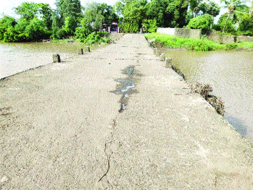 the bridge in Bhatane village is damage | भाताणे गावातील पुलाची झाली दुरवस्था, पर्यायी मार्ग नाही
