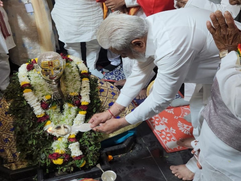 Nashik: Mahapuja of Saint Nivrittinath's Samadhi by Guardian Minister Bhuse | Nashik: संत निवृत्तीनाथांच्या समाधीची पालकमंत्री भुसे यांच्या हस्ते महापूजा
