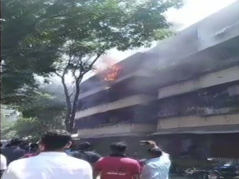 Fire breaks out in building at Dadar Police station compound | दादरमध्ये पोलीस वसाहतीतील इमारतीत सिलिंडरच्या स्फोटामुळे आग; 15 वर्षीय मुलीचा मृत्यू