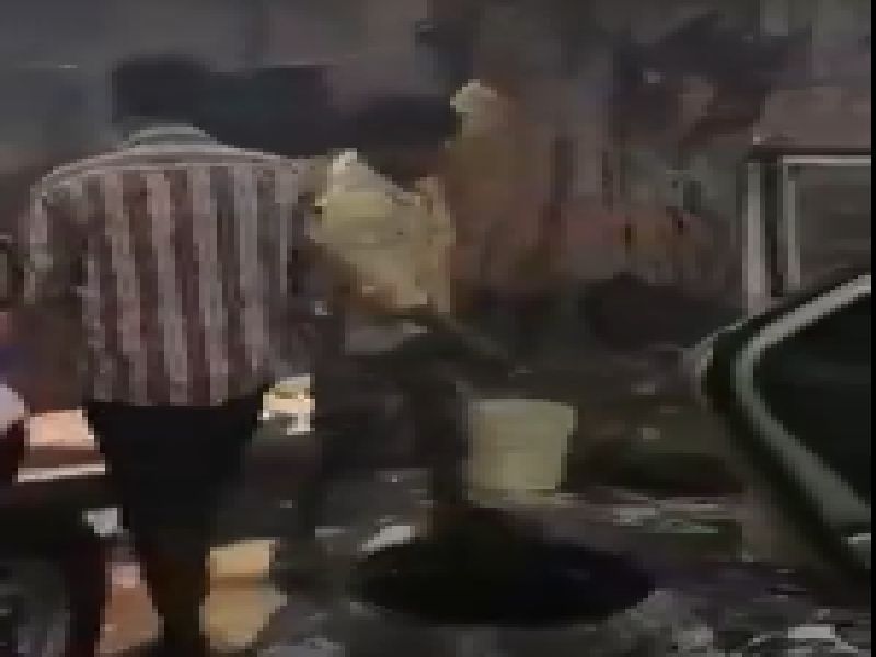 In dadar cars washed by gutar water | VIDEO - दादरमध्ये गटाराच्या पाण्याने धुतल्या जात होत्या गाडया, पोलिसांचीही होती मूक संमती