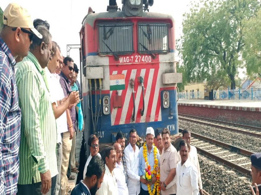 Dadar-Satara Railway welcomed by passenger association | प्रवासी संघटनेकडून पेढे वाटून दादर-सातारा रेल्वेचे स्वागत