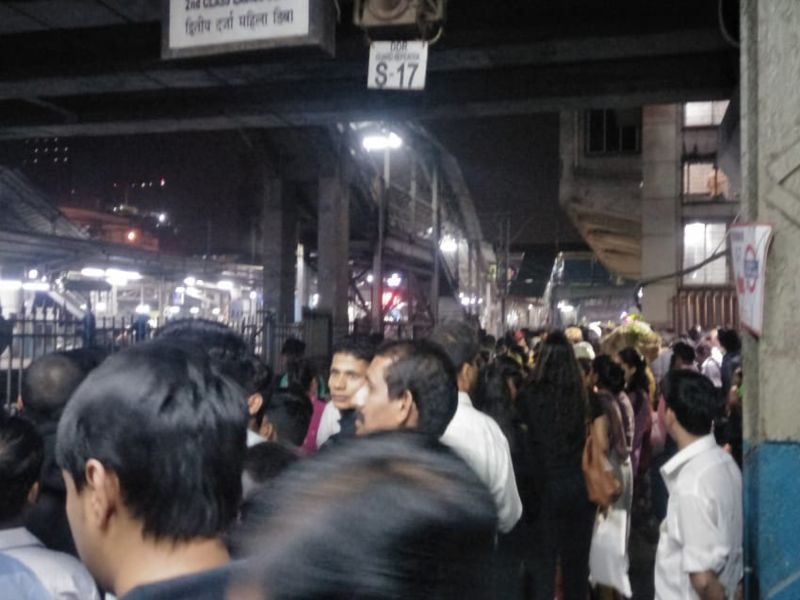 A 11-hour megablock on WR, passenger's huge crowd in Dadar station | परेवरील 11 तासांच्या मेगाब्लॉकमुळे प्रवाशांचे हाल, दादर स्थानकामध्ये गर्दी