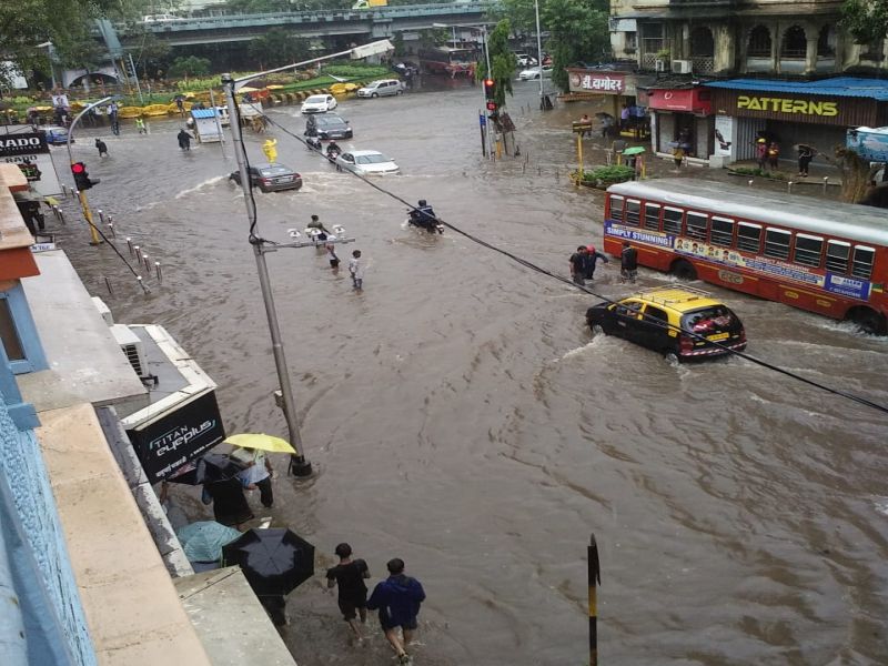 Mumbai rains: 150 additional water pumps set up in Mumbai - Chief Minister Devendra Fadnavis | Mumbai Rains : मुंबईत 150 अतिरिक्त पाणी उपसा पंप बसवलेत - मुख्यमंत्री देवेंद्र फडणवीस  