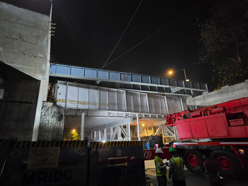 Dadar's Tilak Road flyover work continues at a fast pace; Construction of span girders | दादरच्या टिळक रोड उड्डाणपूलाचं काम वेगाने सुरू; स्पॅन गर्डरची उभारणी 