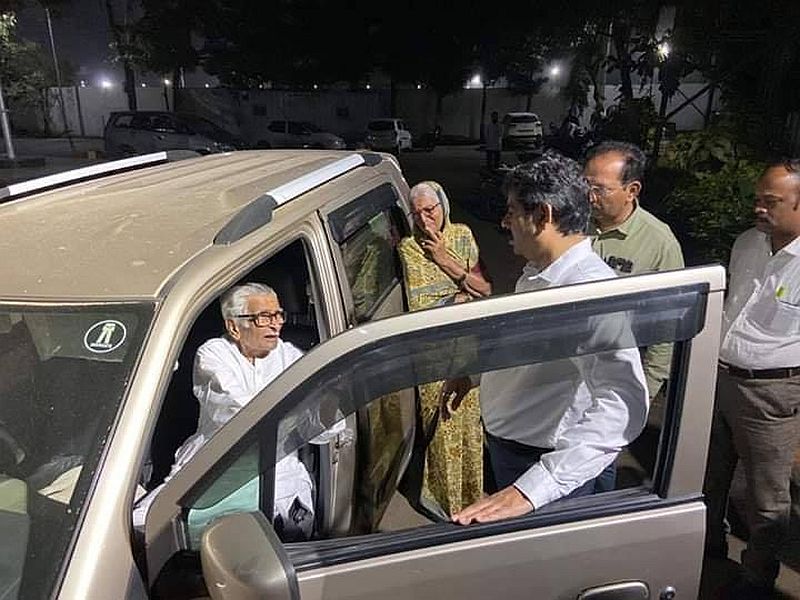 When the Collector rajendra bhosale comes to the car to hear the problem of old age ... | वृद्धाची समस्या ऐकण्यासाठी जिल्हाधिकारीच गाडीपर्यंत येतात तेव्हा...