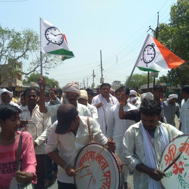 NCP's Dafda Bajwa movement against Motaila Nagar Panchayat | राष्ट्रवादीचे मोताळा नगरपंचायत समोर डफडे बजाव आंदोलन