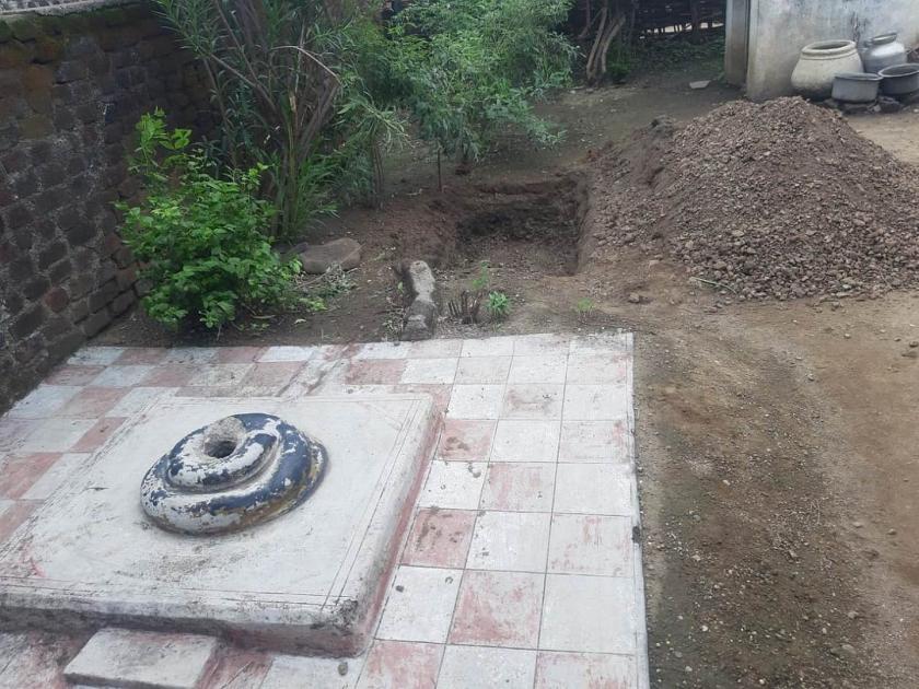 son digs pit to bury his mother in Courtyard in amravati | आईच्या दफनविधीसाठी त्यानं घराच्या अंगणातच खणला खड्डा