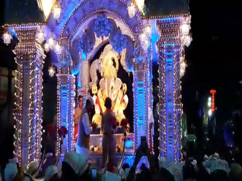 Pune: Launch of the magnificent procession of Shri Ganesh Dasgupta | पुणे: दगडूशेठ गणपतीची वैभवशाली मिरवणूक, सकाळी 7 वाजता झालं विसर्जन, भाविकांची उसळली गर्दी