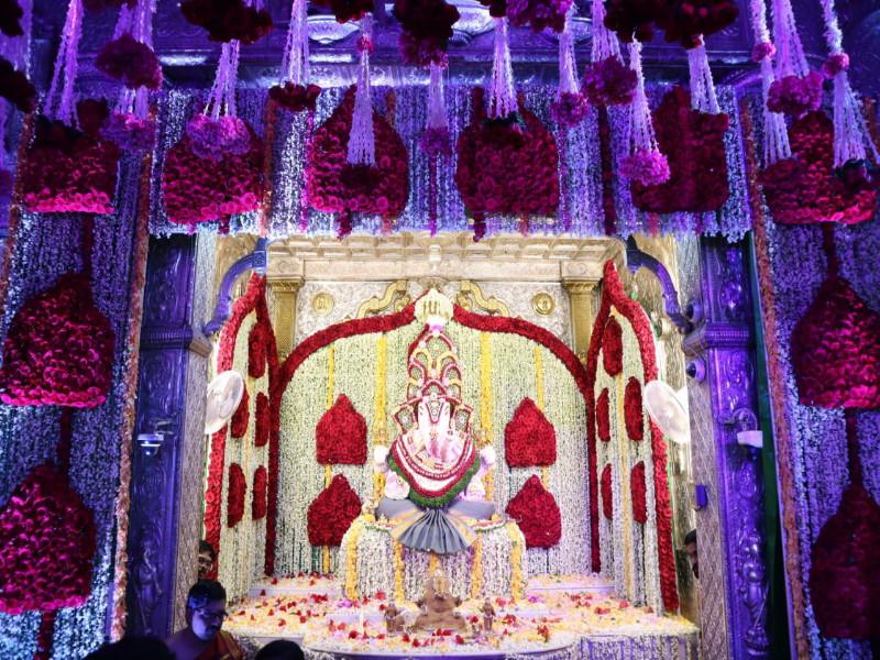 A mahanaiveda of flowers to beloved Bappa; Arrangement of 50 lakh fragrant flowers in 'Dagdusheth' Ganapati temple | लाडक्या बाप्पाला फुलांचा महानैवेद्य; 'दगडूशेठ' गणपती मंदिरात ५० लाख सुवासिक फुलांची आरास