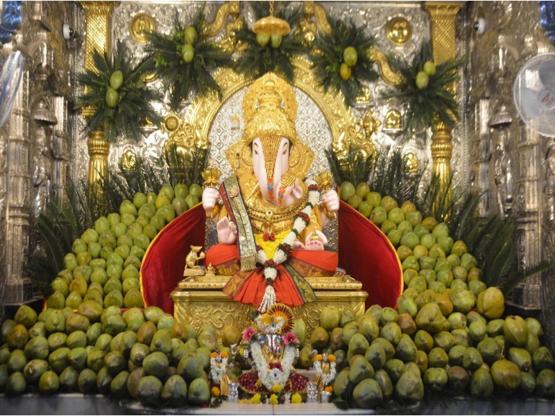 shrimant dagdusheth Ganpati Bappa enthroned in 5000 coconut | Shrimant Dagdusheth Ganpati: श्रीमंत 'दगडूशेठ' गणपती बाप्पा ५ हजार शहाळ्यांमध्ये विराजमान