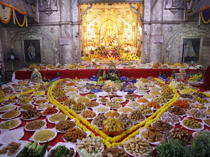 Great offering of 451 sweets to the rich Dagdusheth Ganapati | श्रीमंत दगडूशेठ गणपतीला ४५१ मिष्टान्नांचा महानैवेद्य; लाडक्या बाप्पासमोर भव्य अन्नकोट